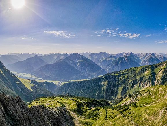 Sommer im Lechtal-Landschaften und Natur Bergblick über Grießau und Elbigenalp