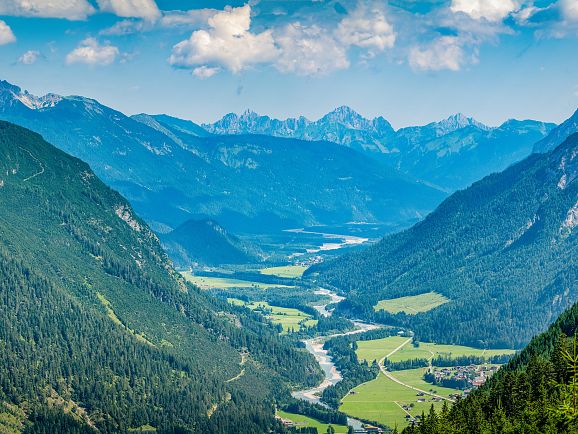Zomer in de Lechvallei - wilde rivier Lech Forach met steengroevevijver