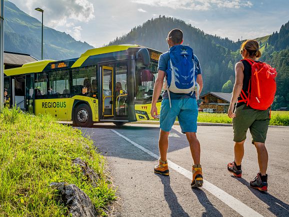 Wandelaars op de Regiobus Lechtal